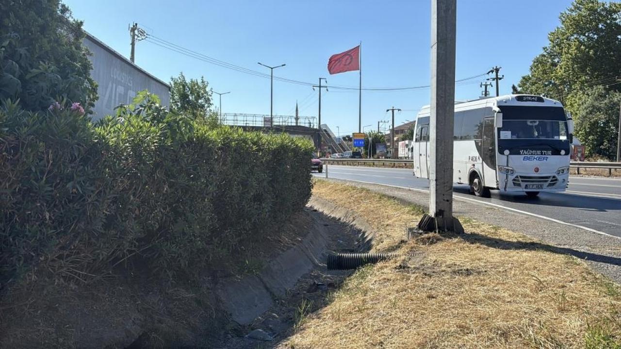 Panelvan yön tabelasına çarptı: 1 ölü, 2 yaralı