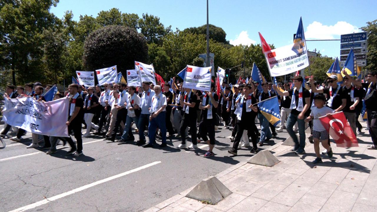 200 öğrenciden anlamlı hareket: "İstanbul’dan Srebrenitsa'ya, İnsanlığın İzindeyiz!"