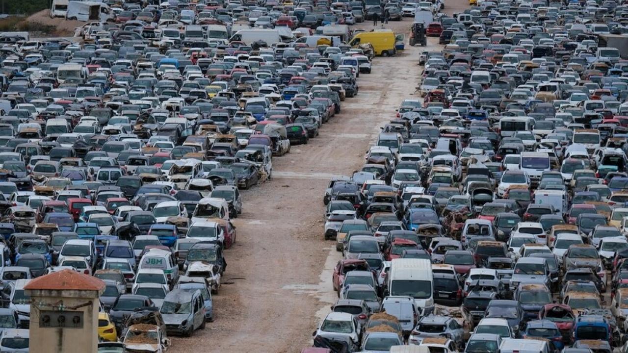 Otomotiv sanayisi ve geri dönüşüm süreçlerini temsil eden görsel