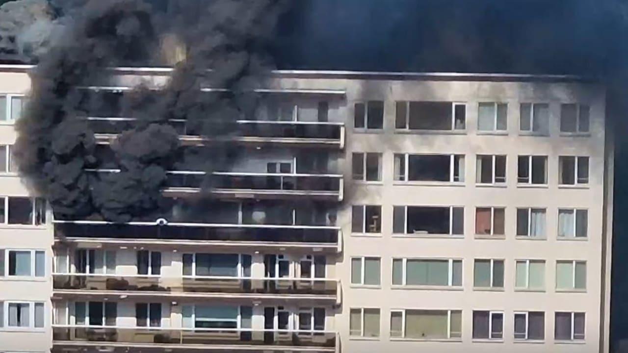 Belçika'nın Antwerp kentinde bir binada çıkan yangın.