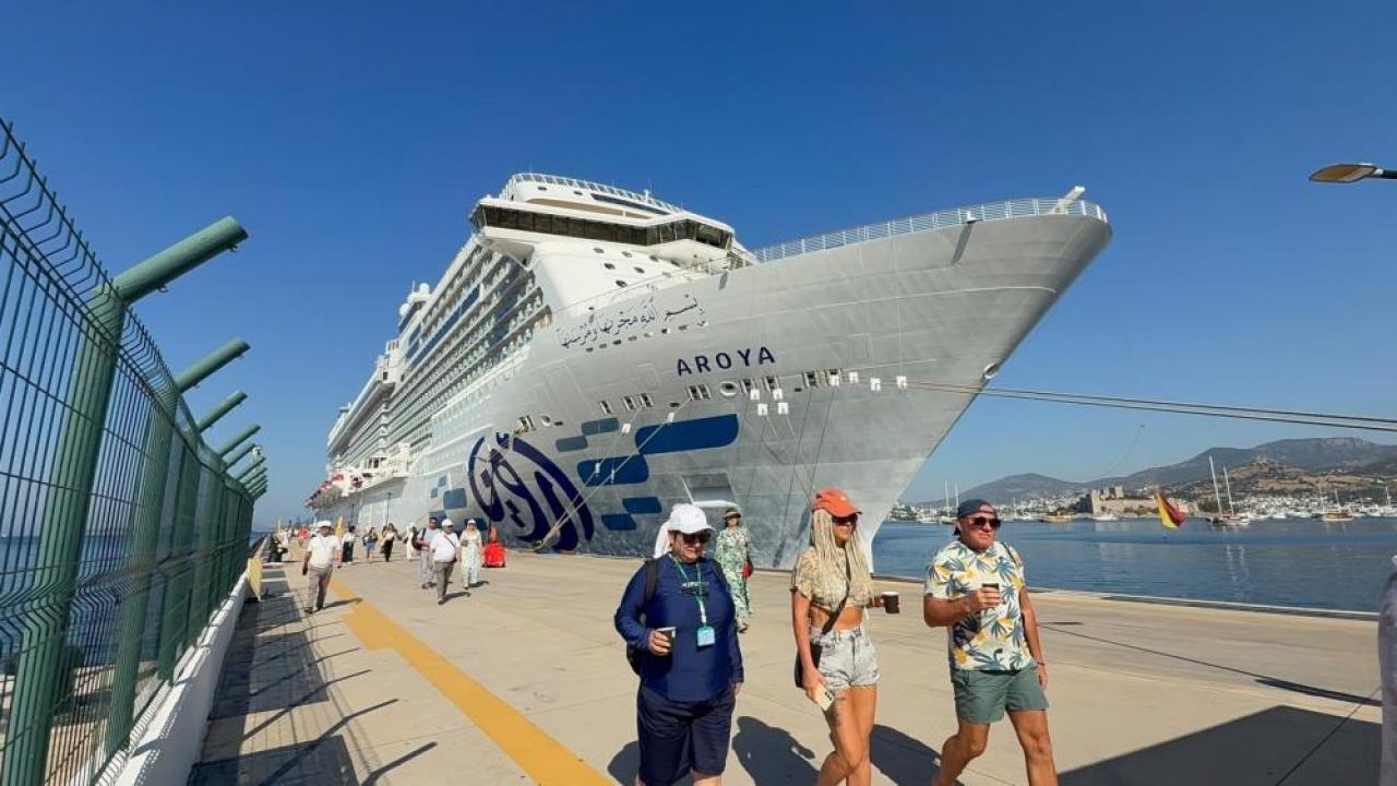 Dev kruvaziyer gemisi Aroya Bodrum Limanı'na yanaşıyor.