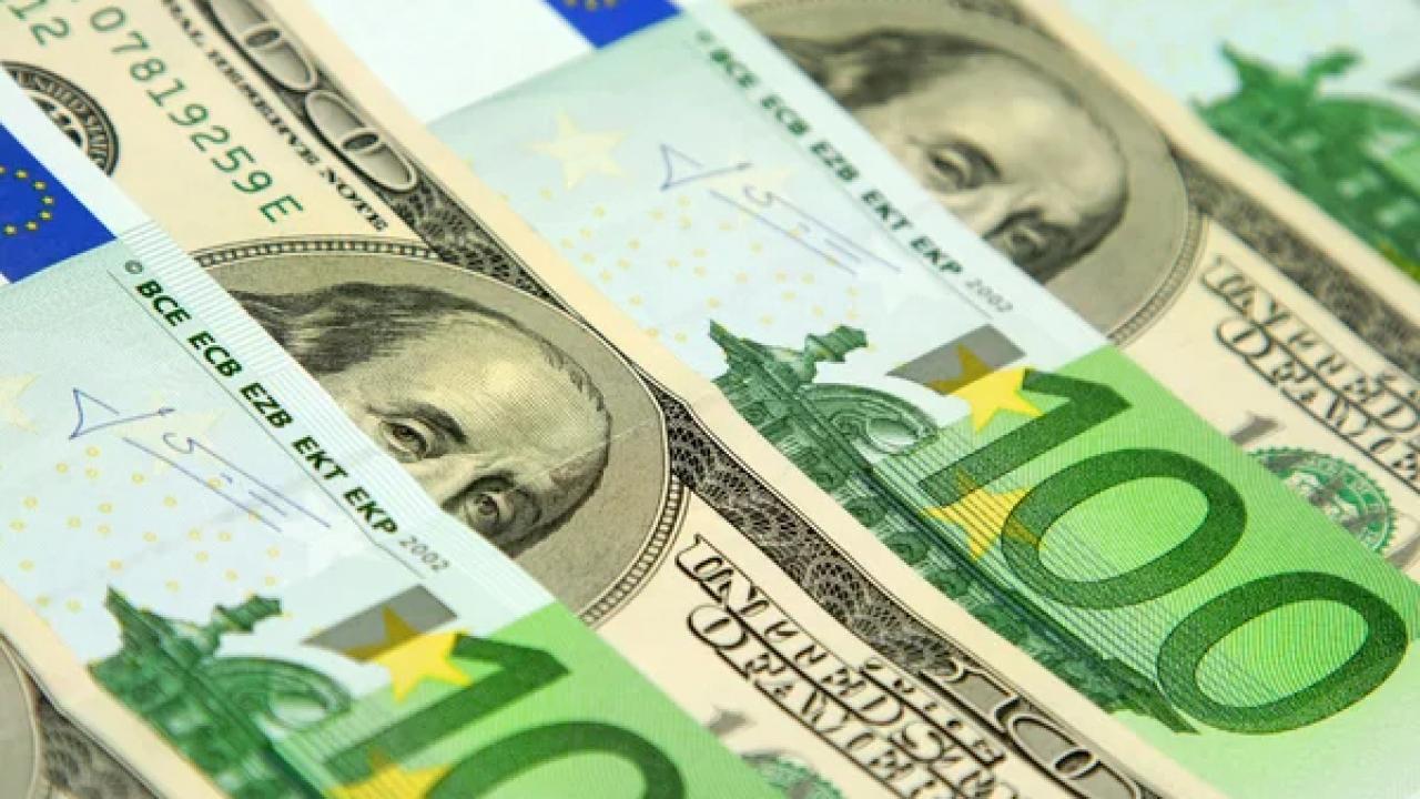 Dolar ve Euro banknotları, üzerinde güncel kur bilgileriyle