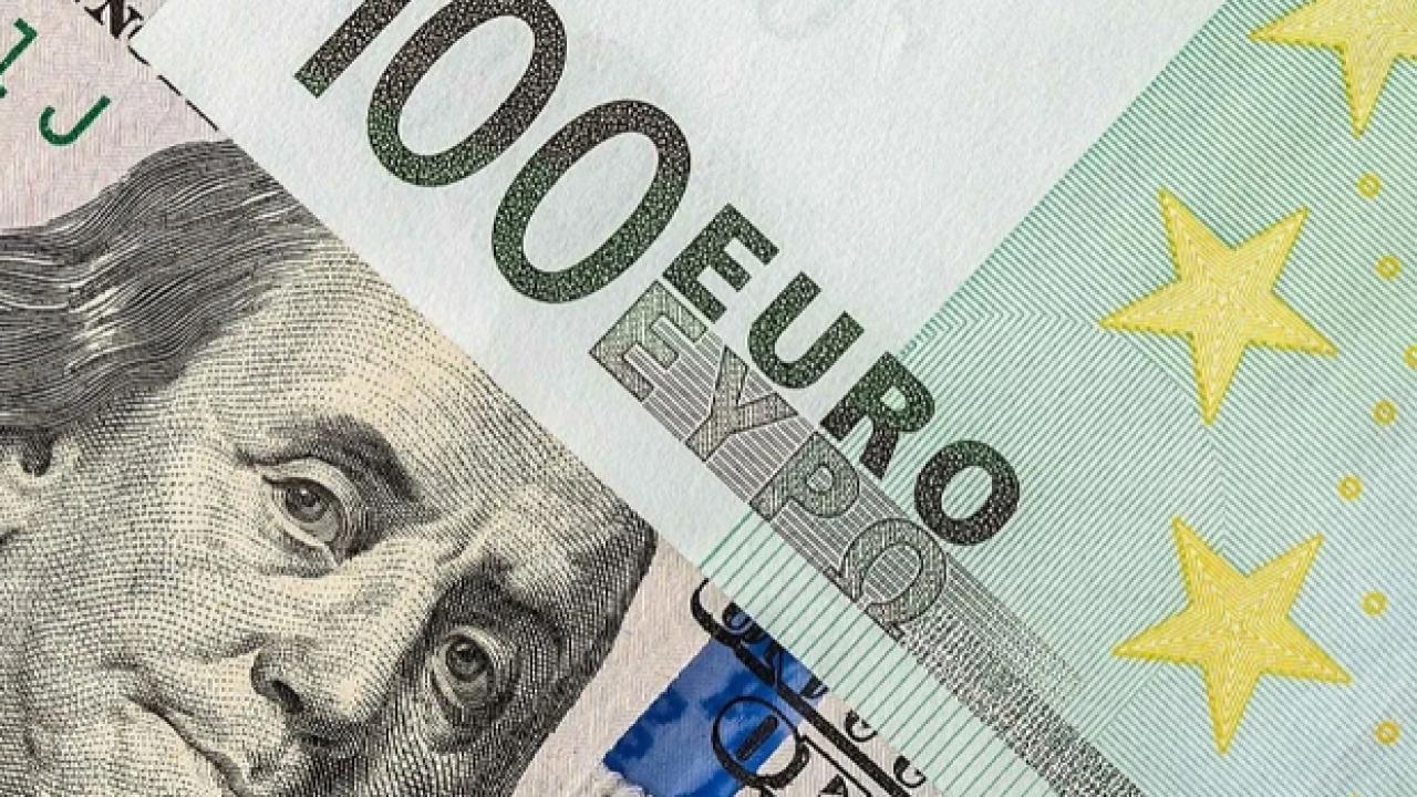 Döviz bürosu ekranında güncel dolar ve avro fiyatları