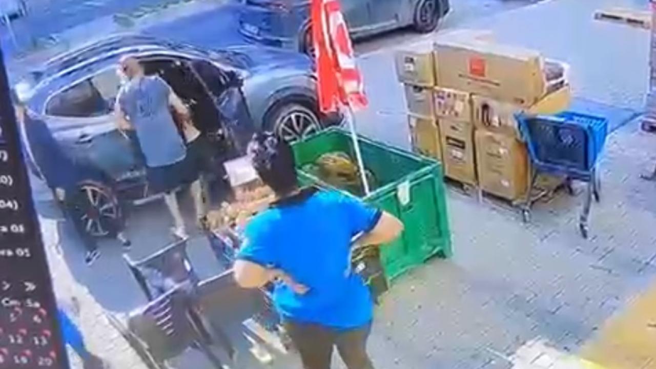 Mersin'de erkek arkadaşı tarafından sokak ortasında darbedilen kadının o anları kamerada