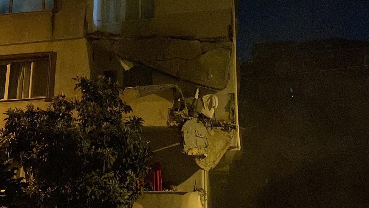 Küçükçekmece’de 5 katlı apartmanda panik: Balkon çöktü Küçükçekmece’de 5 katlı apartmanda panik: Balkon çöktü