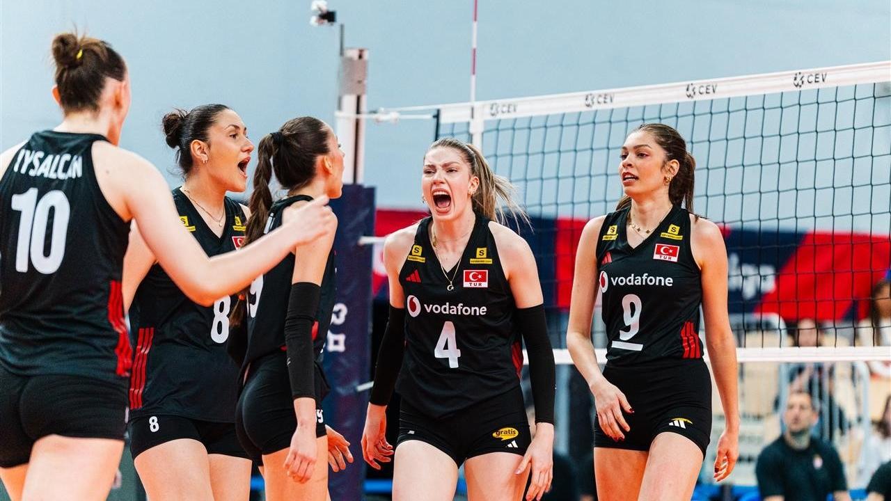 8’de 8 geldi! Genç Sultanlar, Avrupa Şampiyonası’nda finalde! 8’de 8 geldi! Genç Sultanlar, Avrupa Şampiyonası’nda finalde!