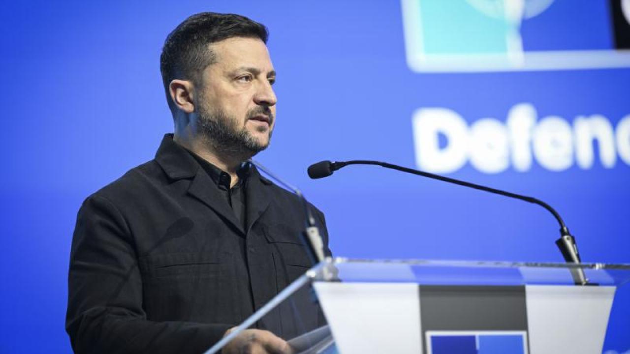 Volodimir Zelenski Ankara'da NATO Zirvesi kapsamında düzenlenen forumda konuşuyor