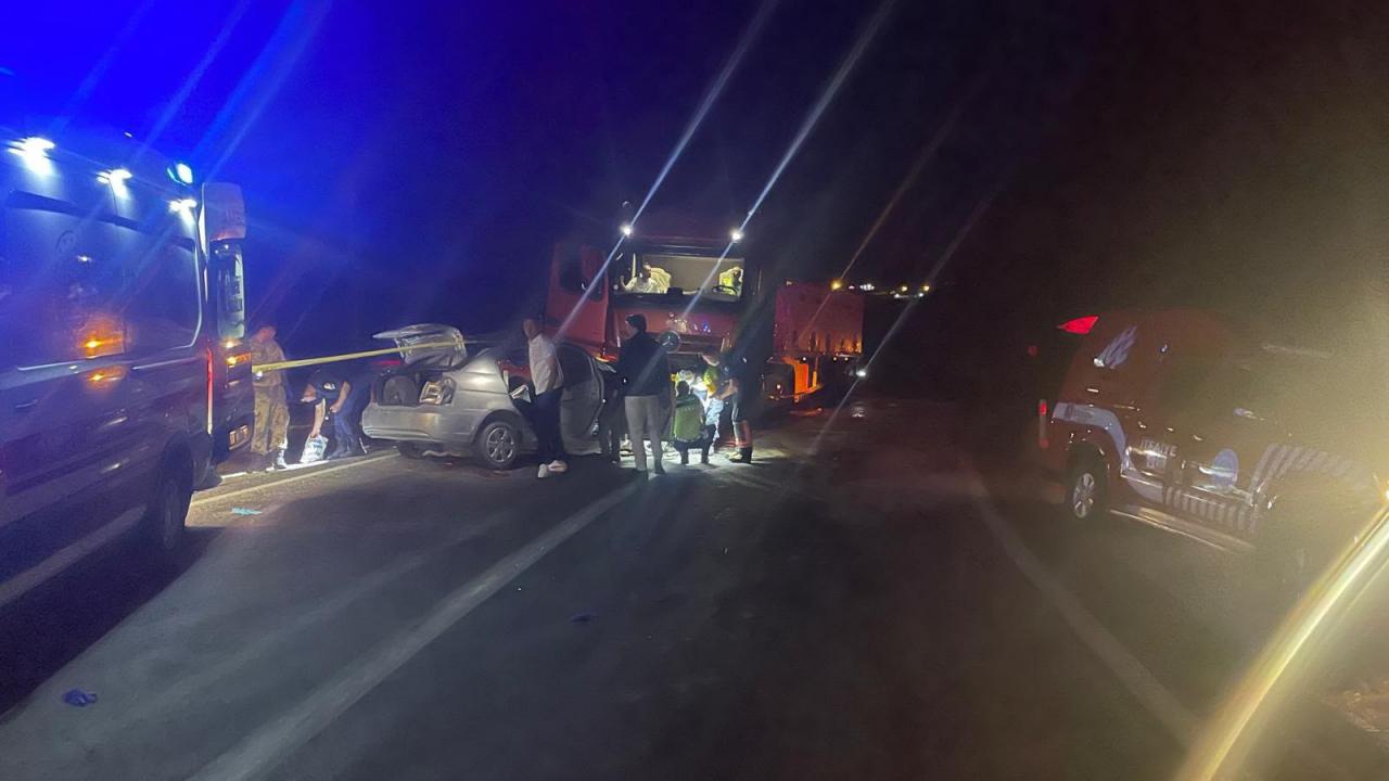 Feci kaza! Tır ile otomobil çarpıştı! 3 kişi hayatını kaybetti Feci kaza! Tır ile otomobil çarpıştı! 3 kişi hayatını kaybetti