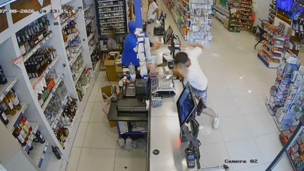 Gaspçının çılgın kaçışı: Markette başladı, çocuklu aracı kaçırıp jandarmaya saldırdı Gaspçının çılgın kaçışı: Markette başladı, çocuklu aracı kaçırıp jandarmaya saldırdı