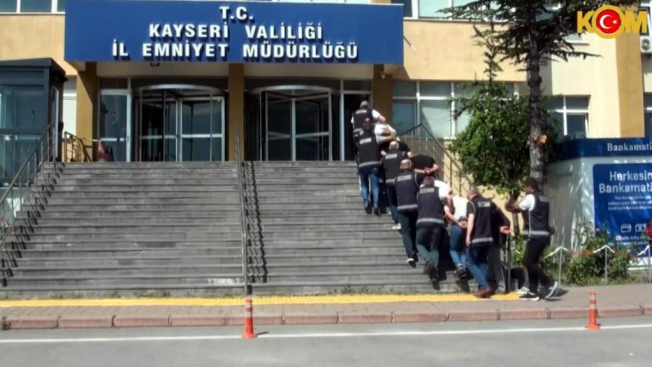 Yapay zeka destekli sürücü belgesi sahteciliği operasyonu kapsamında gözaltına alınan şüpheliler polis eşliğinde adliyeye sevk ediliyor.