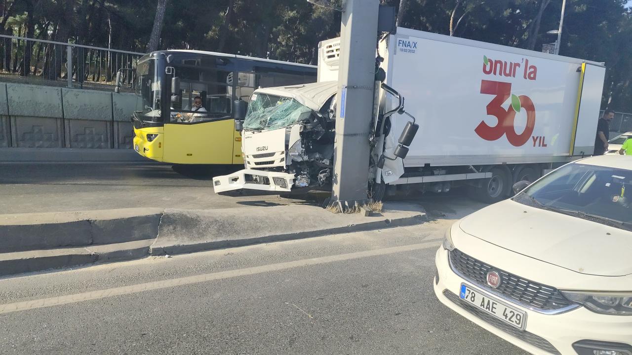 Bahçelievler D-100’de feci kaza: Kontrolden çıkan kamyonet direğe ok gibi saplandı Bahçelievler D-100’de feci kaza: Kontrolden çıkan kamyonet direğe ok gibi saplandı