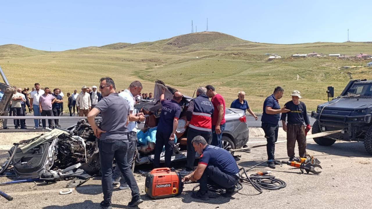 Otomobil kağıt gibi ezildi: 2 ölü, 1 yaralı!
