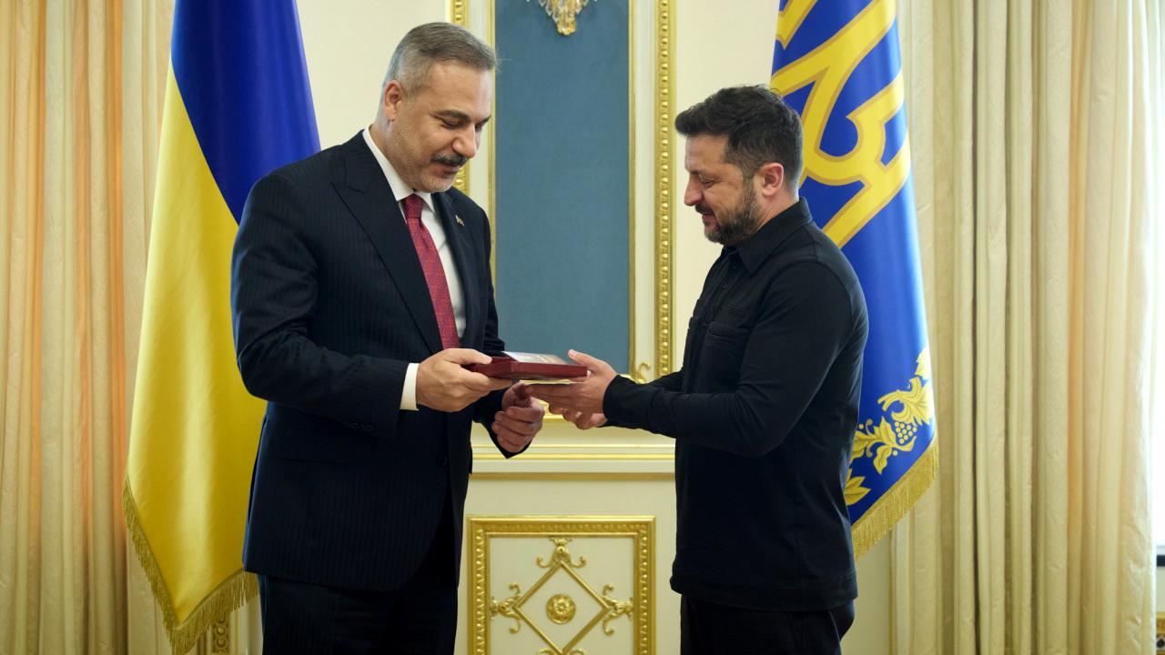 Ukrayna'dan Türkiye'ye 'olağanüstü' ödül! Zelenskiy, Bakan Fidan'a tevcih etti - Haber 7 DÜNYA