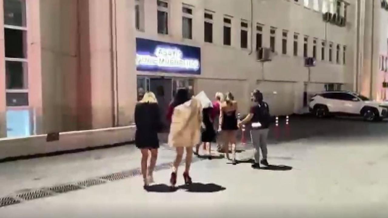 Ankara'da fuhuş operasyonu kapsamında gözaltına alınan şüpheliler ve kurtarılan mağdurlar.