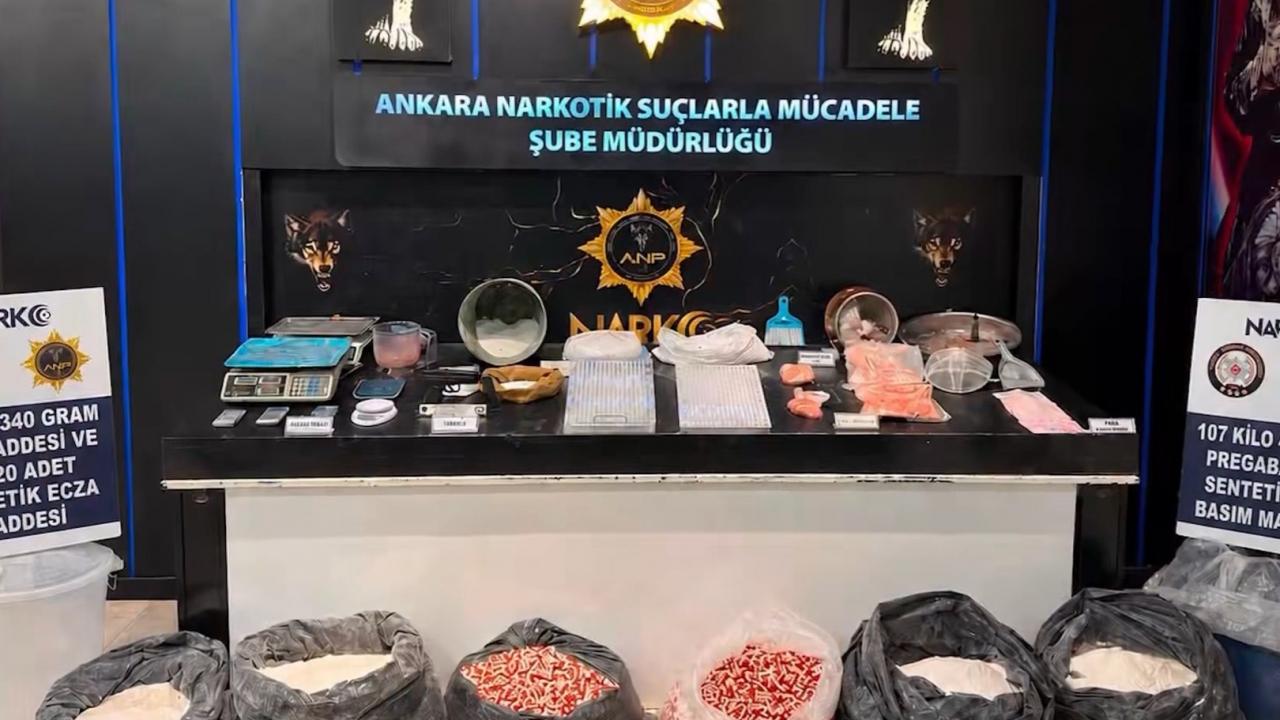 Ankara'da uyuşturucu imalathanesine yapılan operasyonda ele geçirilen ham maddeler ve ekipmanların görüntüsü.