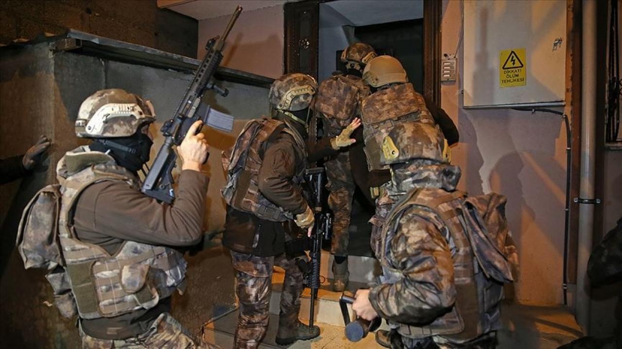 Çanakkale'de gerçekleştirilen huzur uygulamasında polis ekipleri denetim yapıyor.