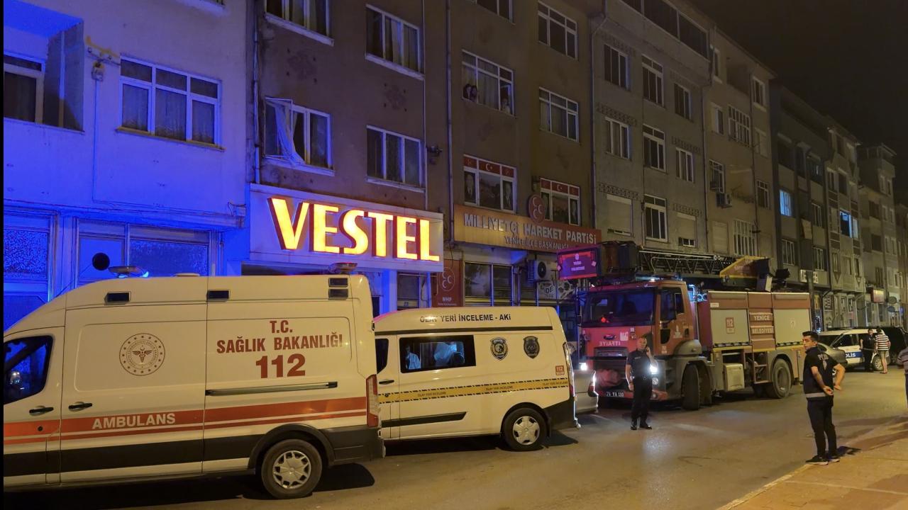 Eşinin boğazını keserek öldürdü Eşinin boğazını keserek öldürdü