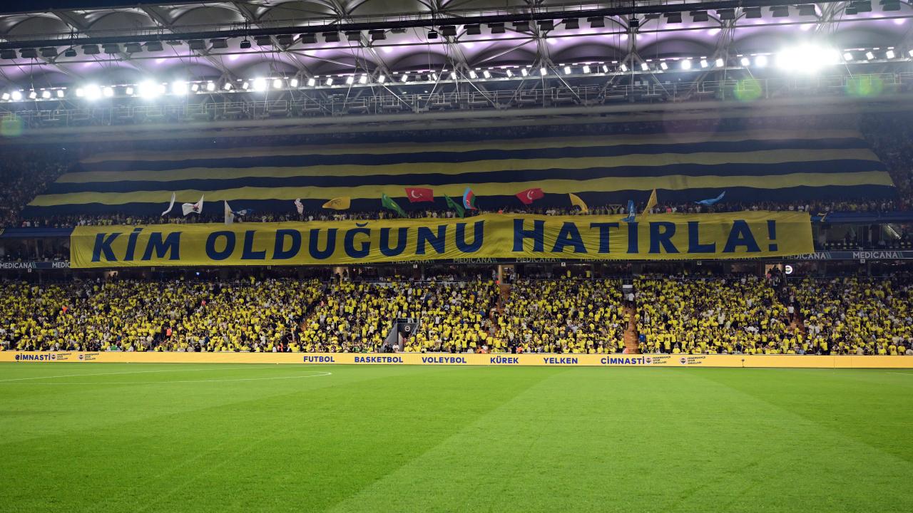 Fenerbahçe tribünlerinden futbolculara destek Fenerbahçe tribünlerinden futbolculara destek