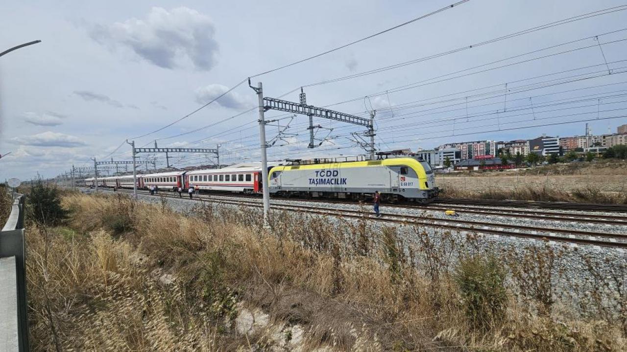 İstanbul seferini yapan yolcu treni raydan çıktı! İstanbul seferini yapan yolcu treni raydan çıktı!