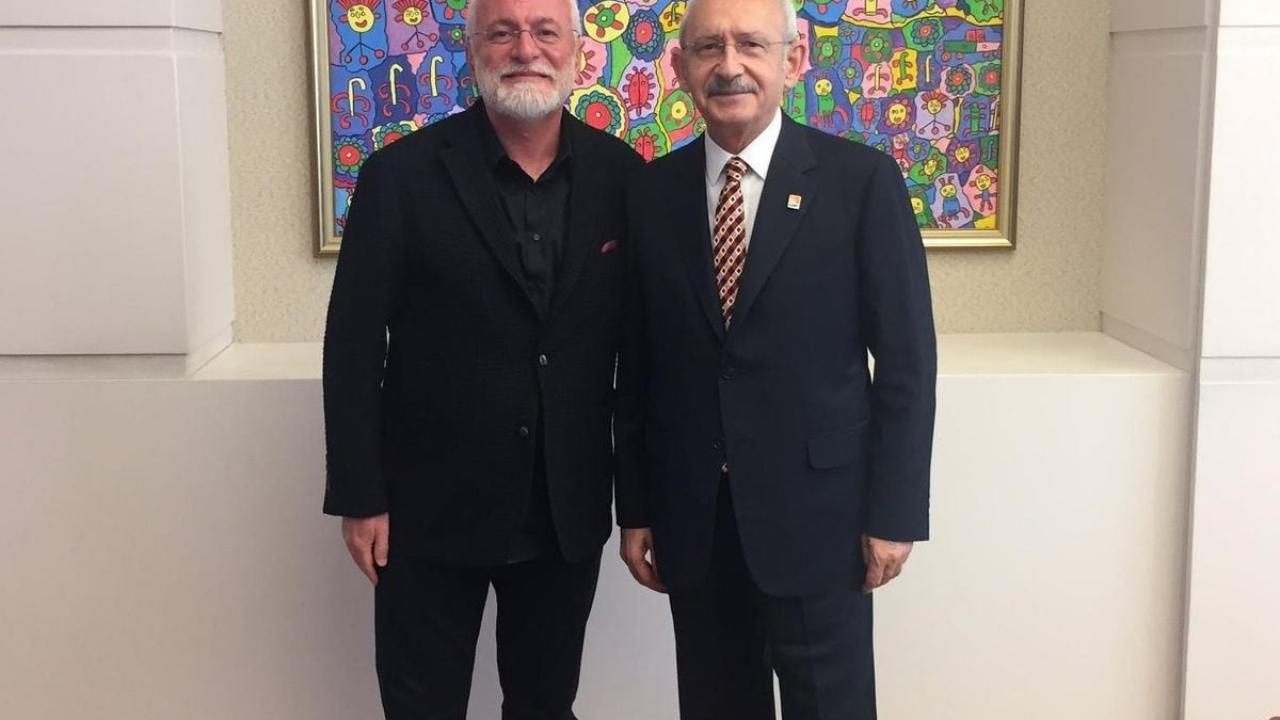 Sanatçı Onur Akın'ın CHP'den istifasına ilişkin haber görseli.
