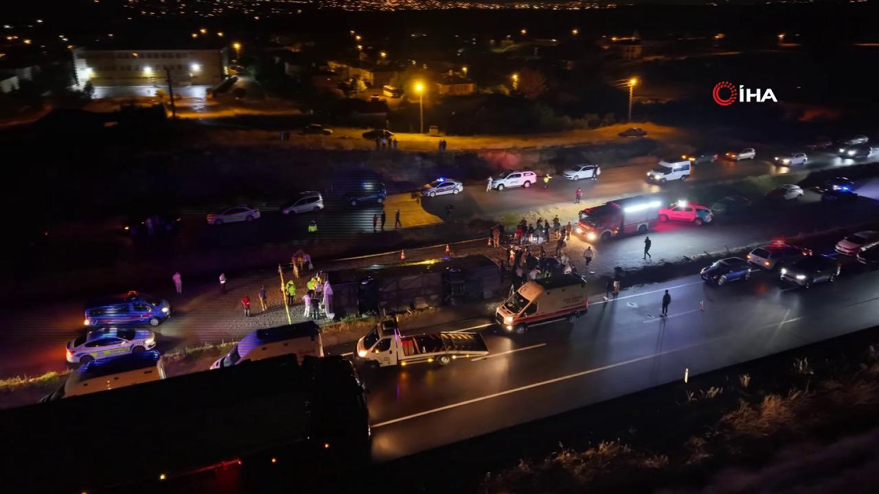 Şehirlerarası yolcu otobüsü devrildi.