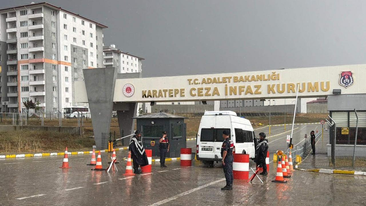 Oğuzhan Uğur'un cezaevine nakledilmesini gösteren bir görsel.