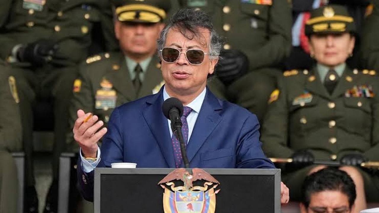 Kolombiya bayrağı ve seçim sandığı görseli