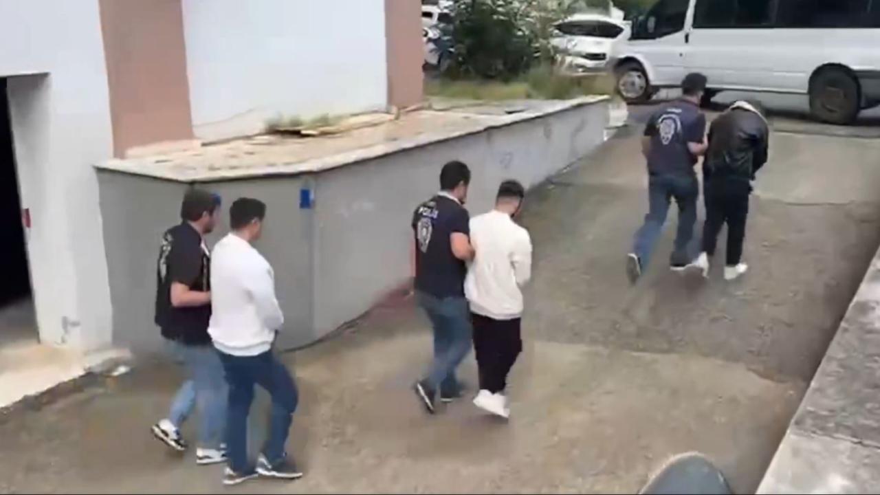 Siber suçlarla mücadele operasyonunda polis ekipleri bilgisayar başında çalışırken