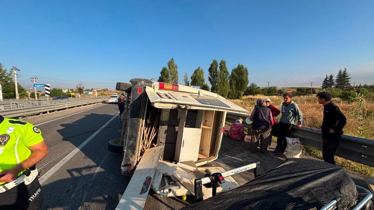 Konya’da feci kaza: Tarım işçilerini taşıyan minibüs devrildi, 2’si ağır, 14 yaralı Konya’da feci kaza: Tarım işçilerini taşıyan minibüs devrildi, 2’si ağır, 14 yaralı