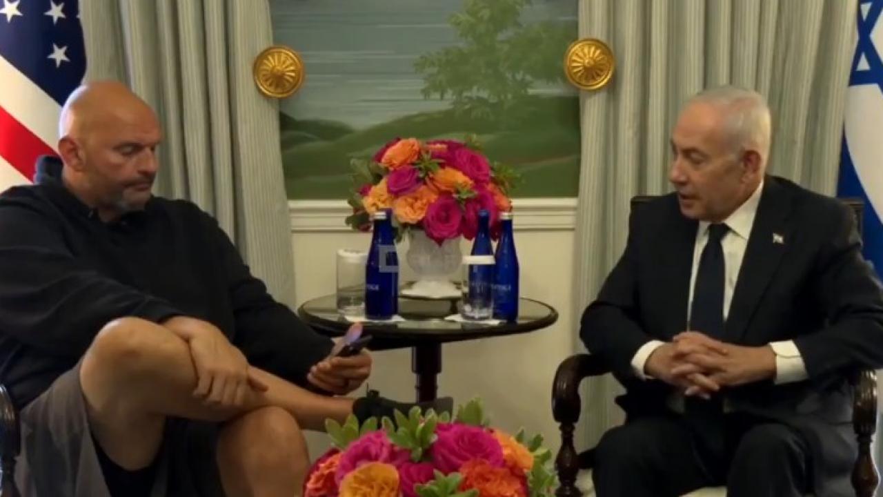 ABD’li senatör Fetterman’dan Netanyahu’ya şortlu ve telefonlu ‘patron’ mesajı ABD’li senatör Fetterman’dan Netanyahu’ya şortlu ve telefonlu ‘patron’ mesajı