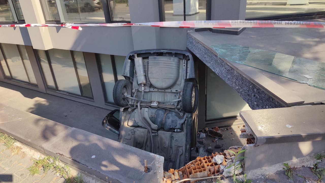 Bakırköy’de otomobil apartman boşluğuna düştü: 2 yaralı Bakırköy’de otomobil apartman boşluğuna düştü: 2 yaralı