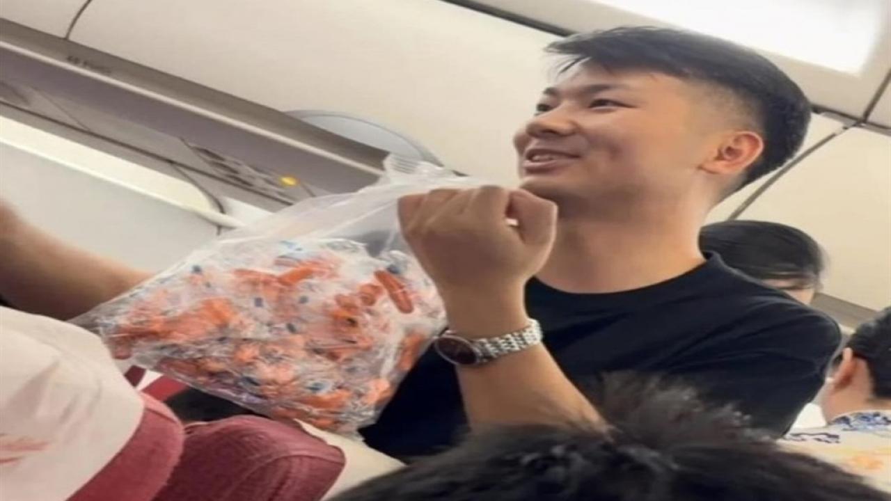 Çinli baba uçakta bebeği ağlar diye yolculara tıkaç dağıttı