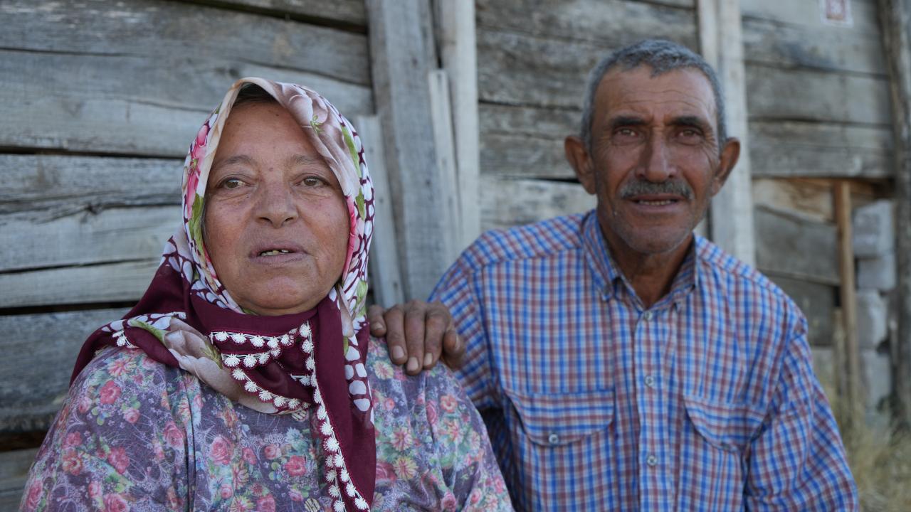 Evleri yanan kadın gözyaşı döken kocasını teselli etti Evleri yanan kadın gözyaşı döken kocasını teselli etti