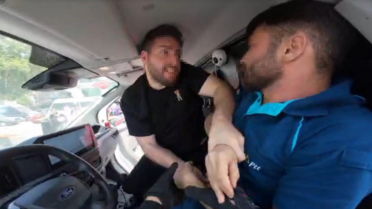 Trafik tartışması sonrası bir sürücünün diğerine saldırdığı anın kask kamerası görüntüsü.