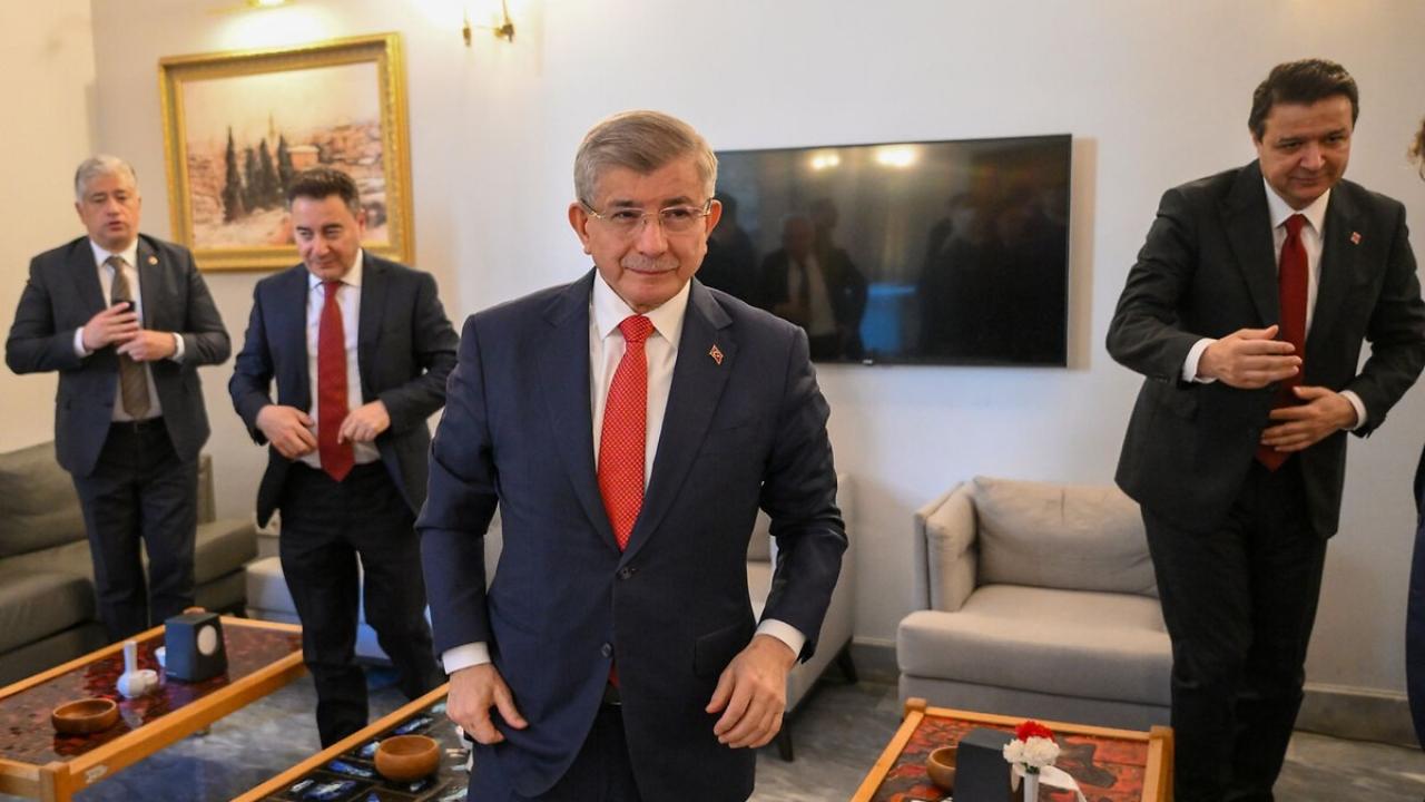 Meclis'in 'kırılgan' çatısında belirsizlik hakim: 'Tek 1 istifa Yeni Yol'u tarihe gömer'