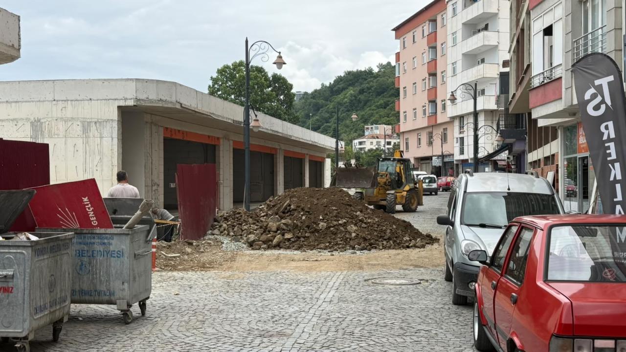 Trabzon'da CHP'den toplu istifa: Parti tabelası çöpe atıldı