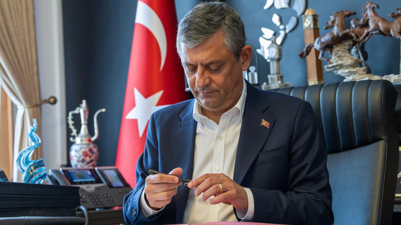 Yeni Parti'nin Logosu Değişiyor mu? Özgür Özel'den Açıklama