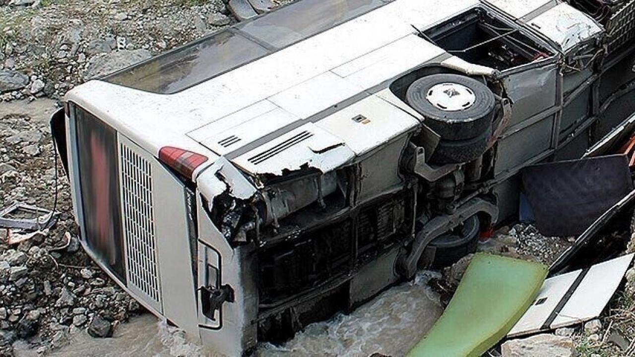 Yolcu otobüsü devrildi: 25 ölü