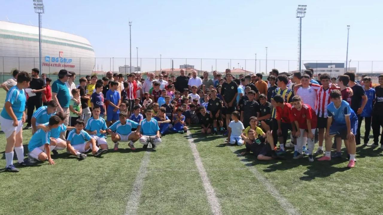 350 Kur’an kursu öğrencisi sahaya indi! Camiler arası turnuva başladı
