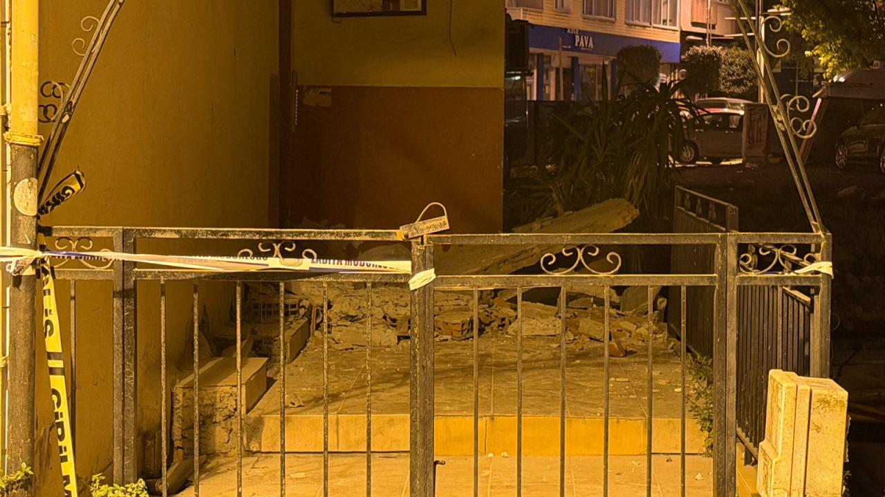 Güngören'de Balkonu Çöken Bina Tahliye Edilerek Mühürlendi