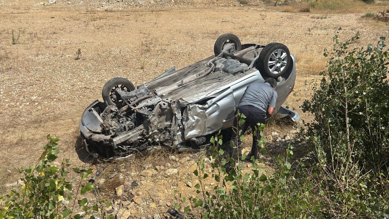 Karşı yöne geçen otomobil, kamyona çarpıştı: Yaralılar var