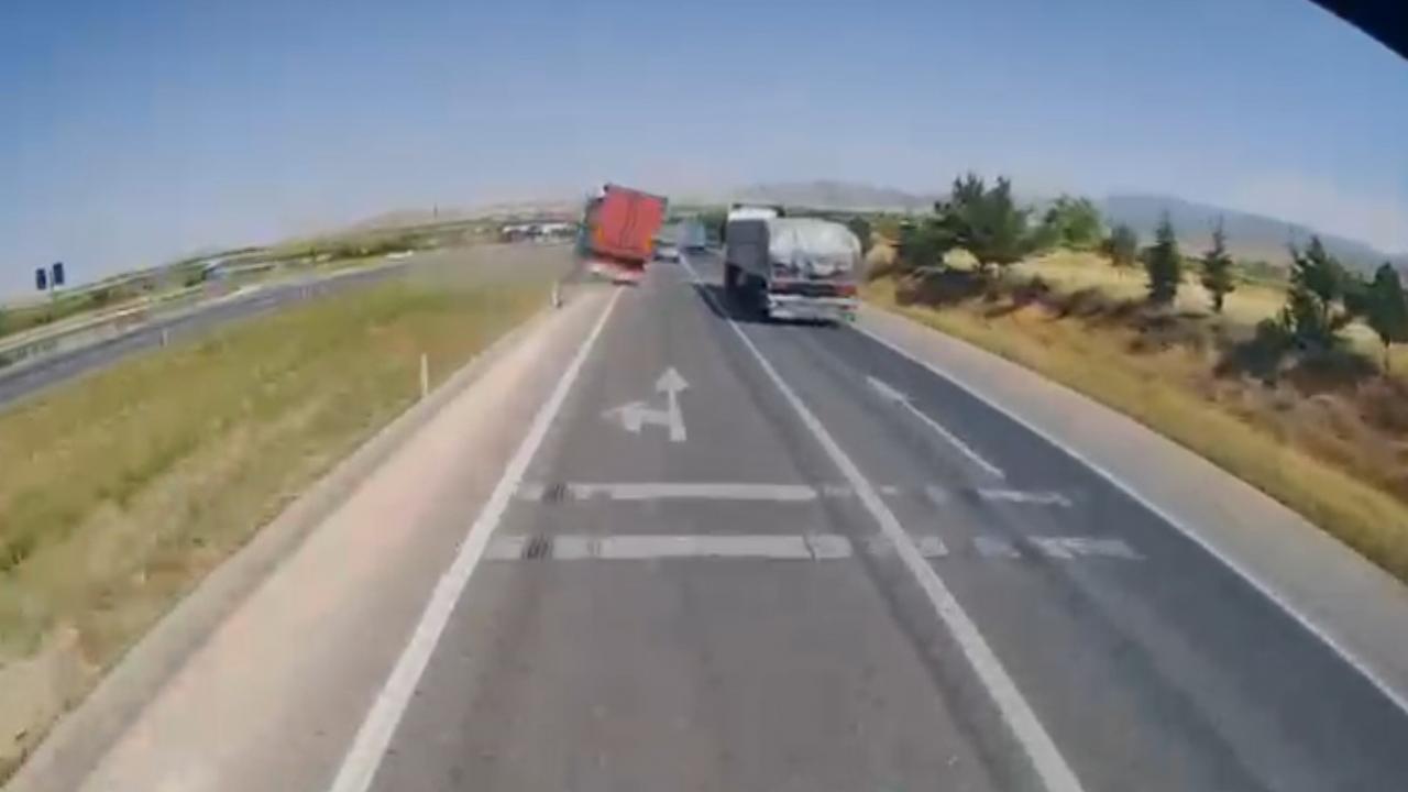 Konya’da freni patlayan tır dehşet saçtı: 1 ölü, 10 yaralı