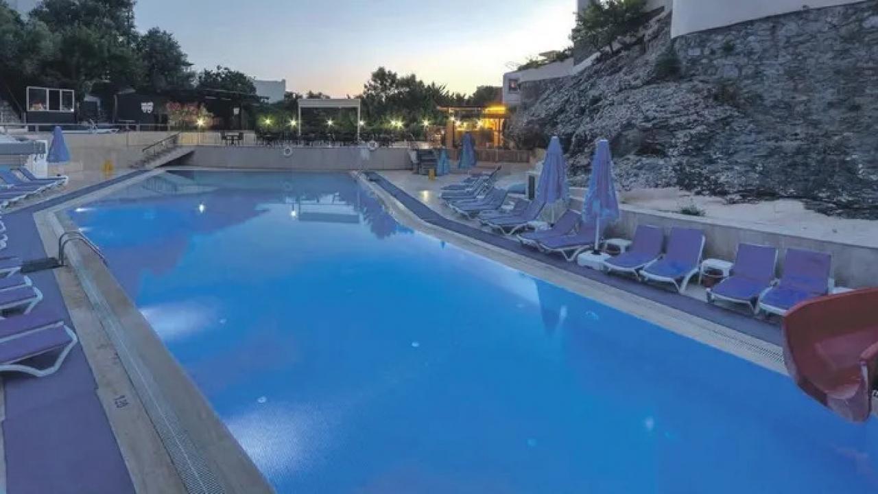 Otel havuzunda kimyasak panik! 10’u çocuk 13 kişi hastaneye kaldırıldı Otel havuzunda kimyasak panik! 10’u çocuk 13 kişi hastaneye kaldırıldı