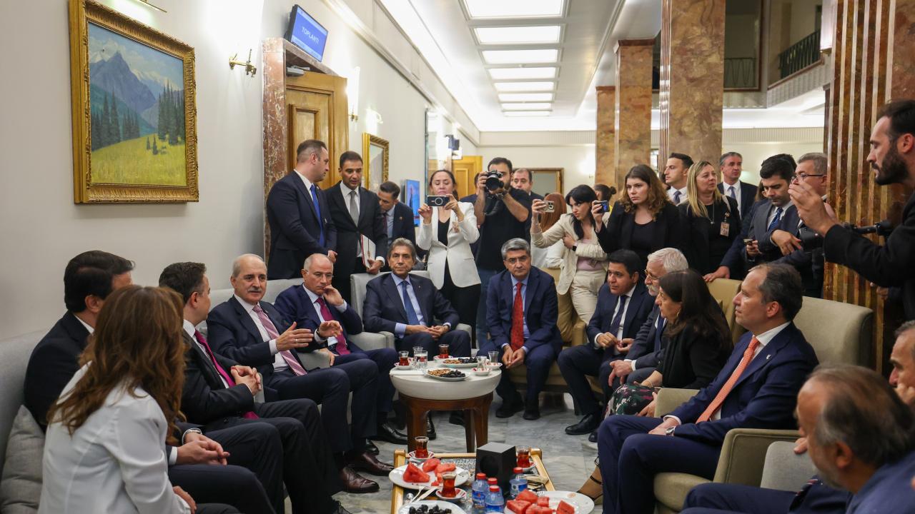 TBMM Başkanı Numan Kurtulmuş, kulisleri ziyaret etti! Bahçeli’den anlamlı hediye TBMM Başkanı Numan Kurtulmuş, kulisleri ziyaret etti! Bahçeli’den anlamlı hediye