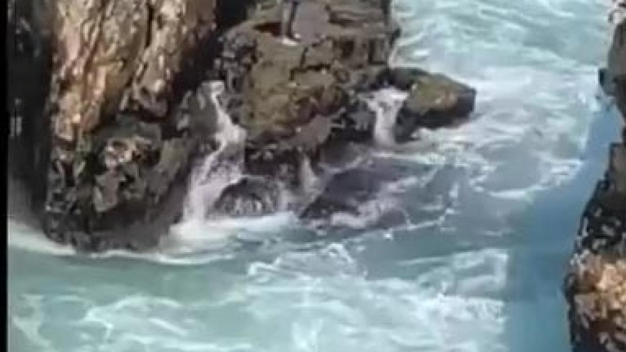 Denize girme yasağını dinlemedi, kayalıklarda mahsur kaldı