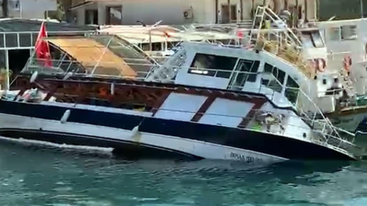 Akyakaâda tur teknesi su alarak yan yattı