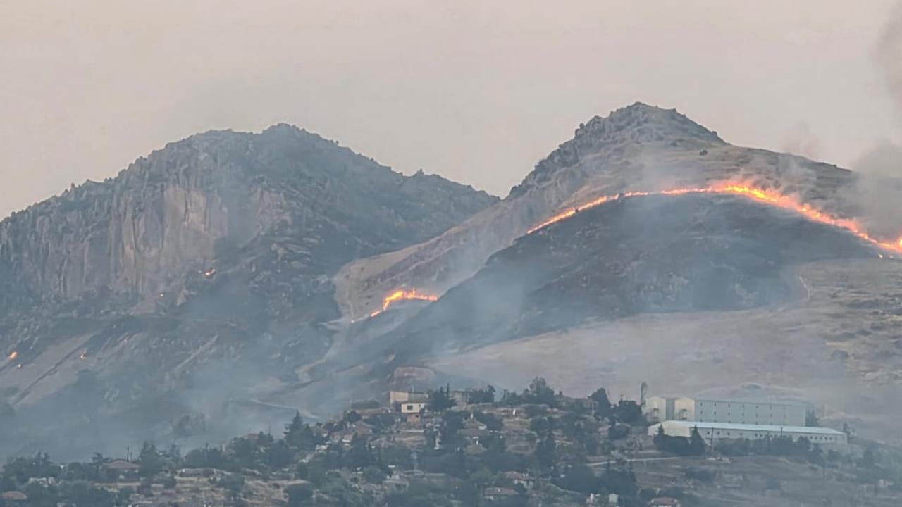 Ankara'da korkutan yangın: Geceyi aydınlattı!