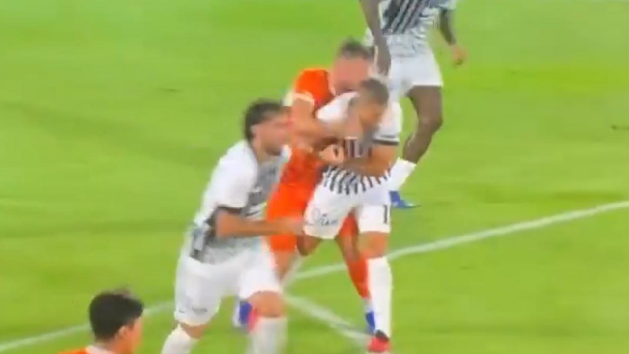BeÅiktaÅ'tan kırmızı kart itirazı! VAR'la görüÅen hakemden devam kararı