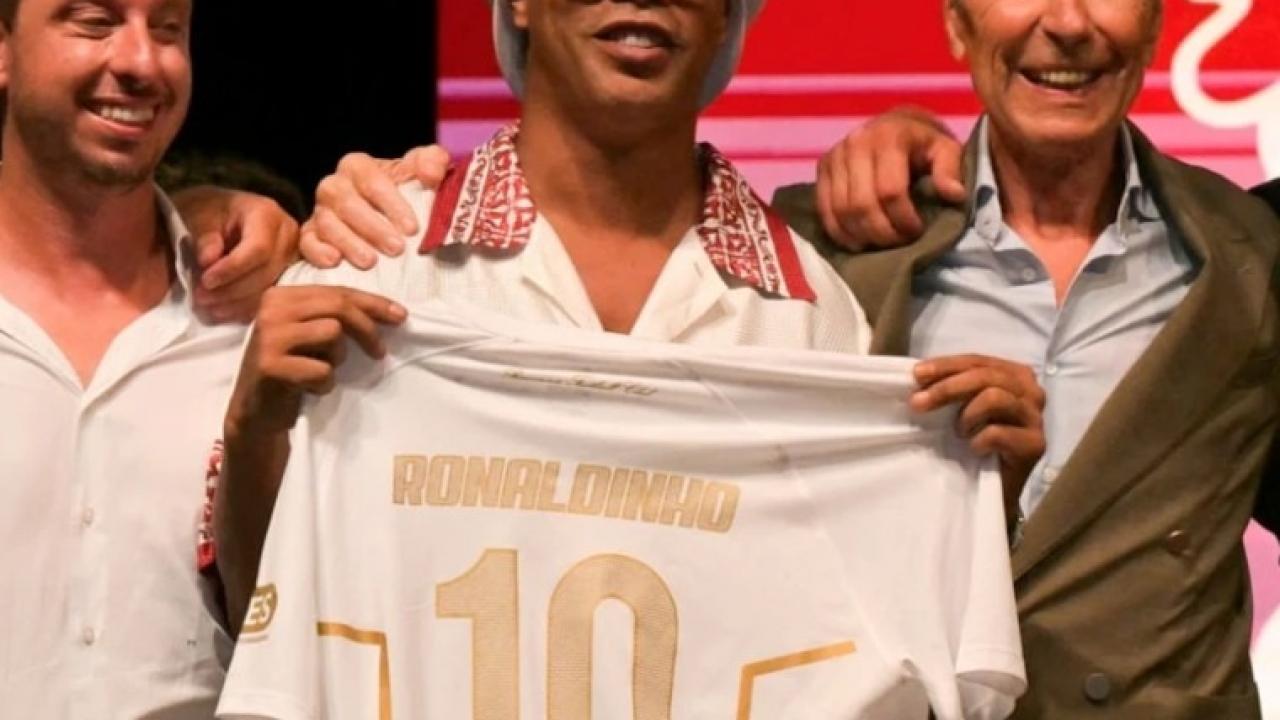 Bir dönemin ikonik futbolcusu Ronaldinho, 46 yaşında futbola geri dönüyor
