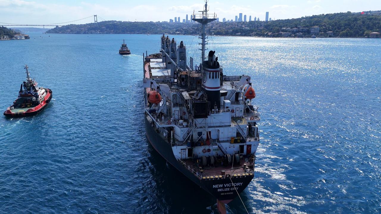 İstanbul Boğazı "M/V New Victory" gemisinin geçişi nedeniyle çift yönlü trafiğe kapatıldı